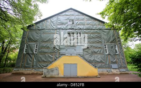 Das Goethe-Theater ist mit planen in Bad Lauchstaedt, Deutschland, 10. Mai 2013 abgedeckt. Das Theater konzipiert und von Goethe eröffnet braucht ernsthafte Renovierungsarbeiten mehr als 200 Jahren. Das Fachwerk-Gebäude ist Suffereing aus schweren trocken- und Fäulnis. Foto: Jan Woitas Stockfoto