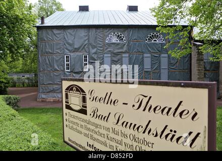 Das Goethe-Theater ist mit planen in Bad Lauchstaedt, Deutschland, 10. Mai 2013 abgedeckt. Das Theater konzipiert und von Goethe eröffnet braucht ernsthafte Renovierungsarbeiten mehr als 200 Jahren. Das Fachwerk-Gebäude ist Suffereing aus schweren trocken- und Fäulnis. Foto: Jan Woitas Stockfoto