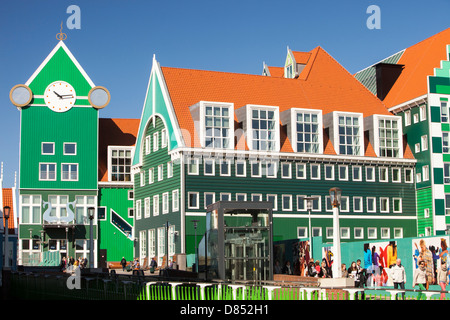 Der ultra trendige, moderne Bahnhof in Zaanstadt, die traditionellen Hausstil Bereich aussehen soll Stockfoto