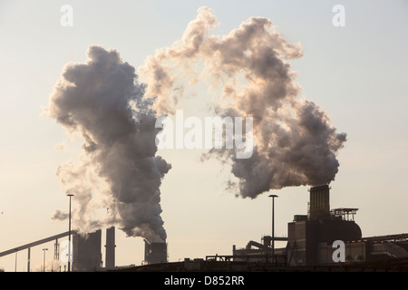 Emissionen aus dem Tata Stahl arbeitet in Ijmuiden, Niederlande. Stockfoto