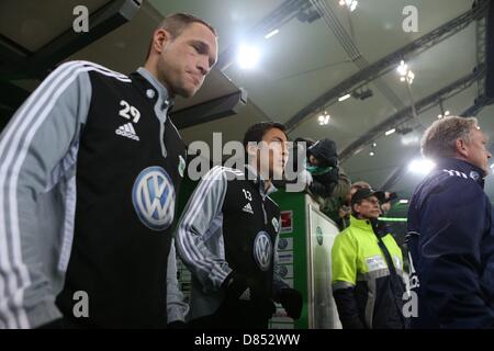 (L-R) Jan Polak, Makoto Hasebe (Wolfsburg), 15. Februar 2013 - Fußball / Fußball: Jan Polak und Makoto Hasebe Wolfsburg betreten das Spielfeld zum Aufwärmen vor dem Bundesliga-Spiel zwischen VfL Wolfsburg 0-2 FC Bayern München in der Volkswagen Arena in Wolfsburg, Deutschland. (Foto: AFLO) Stockfoto