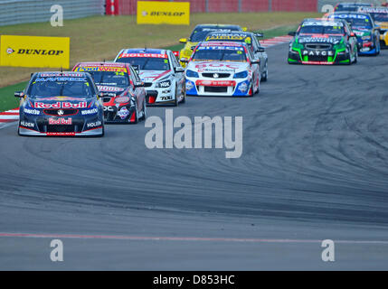 Austin, Texas, USA. 19. Mai 2013. Jamie Whincup #1 Triple acht Engineering während der Aufwärmrunde vor V8 Supercars Rennen 16 am dritten Tag von Austin 400 in Austin, TX. Bildnachweis: Cal Sport Media / Alamy Live News Stockfoto