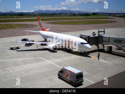 Die Boeing 737-300, die von Gol Linhas Aéreas betrieben wird, ist ein mittelgroßer Schmalkörperjet, der häufig für kurz- und Mittelstreckenflüge eingesetzt wird. Dieses Bild zeigt das Flugzeug in Curitiba, Brasilien, und zeigt sein schlankes Design und seine Effizienz in der kommerziellen Luftfahrt. Stockfoto