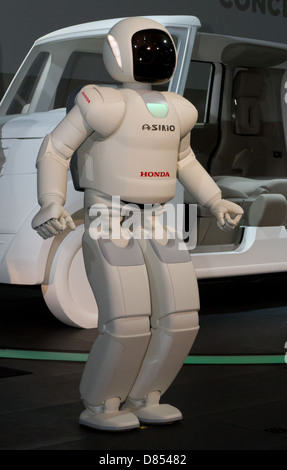 Der Honda ASIMO, ein humanoider Roboter, wird 2011 auf der Tokyo Motor Show gezeigt. ASIMO wurde entwickelt, um zu gehen, zu tanzen und mit Menschen zu interagieren und die Fortschritte in der Robotik und künstlicher Intelligenz zu demonstrieren. Stockfoto
