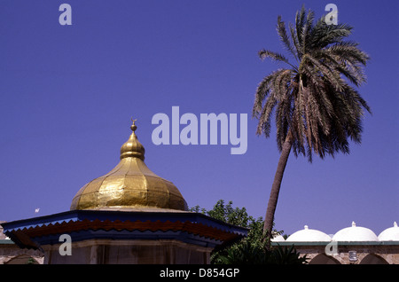 Die vergoldete Kuppel des Waschung-Brunnens im Hof des Al Jazzar Mosque in der Altstadt von Akko oder Akko im Norden Israels Stockfoto