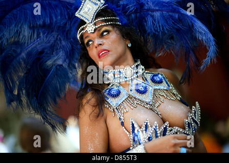 Berlin, Deutschland. 19. Mai 2013. Ein Samba-Tänzer beteiligt sich an der jährlichen Karneval der Kulturen in Berlin, Deutschland, 19. Mai 2013. Die bunte und laute Prozession bewegt sich durch den Bezirk Kreuzberg. Foto: Kay Nietfeld/Dpa/Alamy Live News Stockfoto