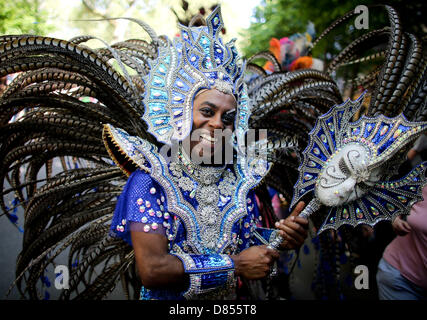 Berlin, Deutschland. 19. Mai 2013. Ein Samba-Tänzer beteiligt sich an der jährlichen Karneval der Kulturen in Berlin, Deutschland, 19. Mai 2013. Die bunte und laute Prozession bewegt sich durch den Bezirk Kreuzberg. Foto: Kay Nietfeld/Dpa/Alamy Live News Stockfoto