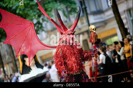 Berlin, Deutschland. 19. Mai 2013. Ein Mann, gekleidet wie der Teufel beteiligt sich an der jährlichen Karneval der Kulturen in Berlin, Deutschland, 19. Mai 2013. Die bunte und laute Prozession bewegt sich durch den Bezirk Kreuzberg. Foto: Kay Nietfeld/Dpa/Alamy Live News Stockfoto