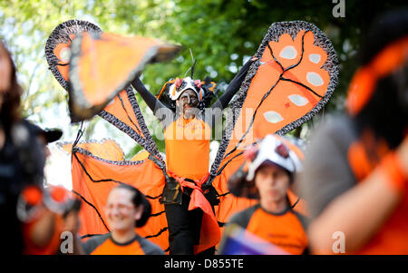 Berlin, Deutschland. 19. Mai 2013. Eine Gruppe verkleidet als Insekten in den jährlichen Karneval der Kulturen in Berlin, Deutschland, 19. Mai 2013 teilnehmen. Die bunte und laute Prozession bewegt sich durch den Bezirk Kreuzberg. Foto: Kay Nietfeld/Dpa/Alamy Live News Stockfoto