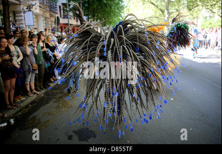 Berlin, Deutschland. 19. Mai 2013. Ein Samba-Tänzer beteiligt sich an der jährlichen Karneval der Kulturen in Berlin, Deutschland, 19. Mai 2013. Die bunte und laute Prozession bewegt sich durch den Bezirk Kreuzberg. Foto: Kay Nietfeld/Dpa/Alamy Live News Stockfoto