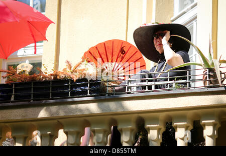 Berlin, Deutschland. 19. Mai 2013. Eine Frau wacht die Straße von ihrem Balkon während der jährlichen Karneval der Kulturen in Berlin, Deutschland, 19. Mai 2013. Die bunte und laute Prozession bewegt sich durch den Bezirk Kreuzberg. Foto: Kay Nietfeld/Dpa/Alamy Live News Stockfoto