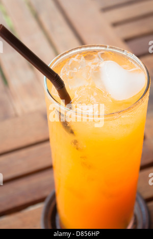 Ein Glas frisch gepressten Orangensaft auf Holztisch Stockfoto
