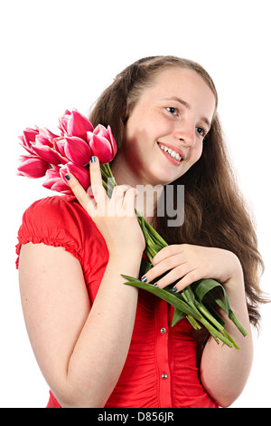 Das glücklich lächelnde Mädchen in roter Bluse mit Blumen. Isoliert auf weiss Stockfoto