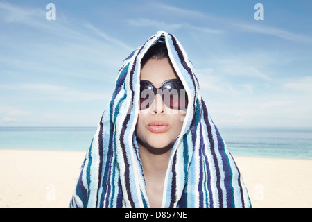 junge Frau trägt Sonnenbrille Handtuch über den Kopf. Stockfoto