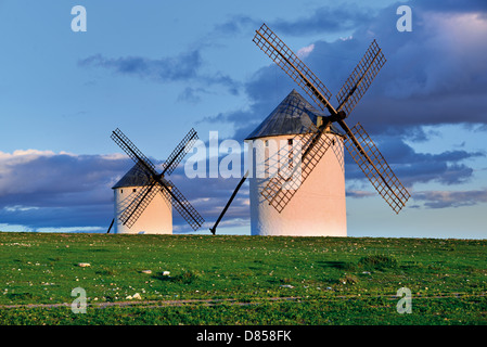 Spanien, Castilla-La Mancha: Malerische Aussicht auf zwei Windmühlen von Campo de Criptana Stockfoto