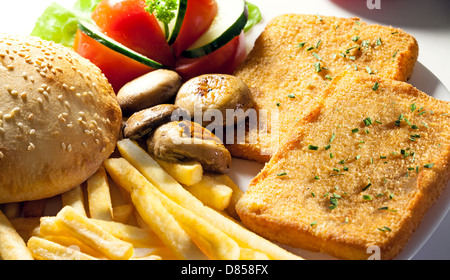 Teil zum Frühstück, Fleisch, Pommes Frites und Brötchen. Stockfoto