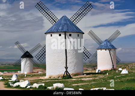 Spanien, Castilla-La Mancha: Tagesansicht der drei Windmühlen von Campo de Criptana Stockfoto