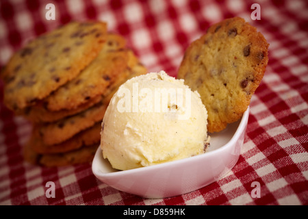 Cookies-Eis mit hausgemachten cocolate Chip cookies Stockfoto