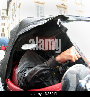 Oscar-Preisträger Daniel Day-Lewis beteiligt sich an einem sehr nassen 2013 Mille Miglia Straßenrennen, fahren ein 1953 Jaguar XK120 Stockfoto