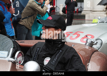 Supermodel Yasmin Le Bon Teilnahme an einem sehr nassen 2013 Mille Miglia Straßenrennen, fahren ein 1950 Jaguar XK120 Stockfoto