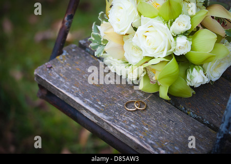 Trauringe und weißen Rosen Hochzeit Blumenstrauß Stockfoto