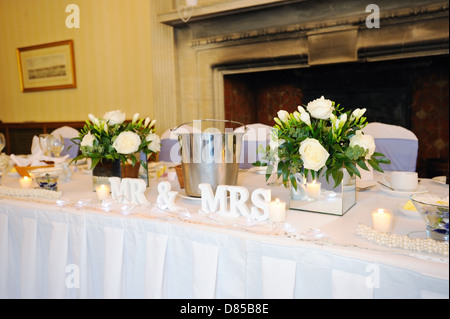 Tisch auf zeigt Herr & Frau Dekoration Hochzeit Stockfoto
