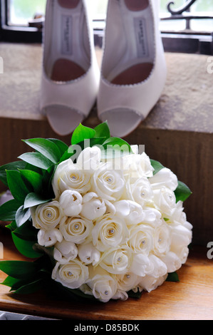 Bräute Blumen mit Schuhen im Hintergrund bei Hochzeit Stockfoto