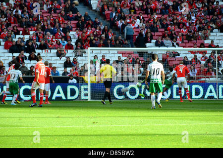 Lissabon, Portugal. 19. Mai 2013. Vinicius Nationalspieler Moreirense erzielt das erste Tor... Bildnachweis: Bruno Monico / Alamy Alamy Live News Stockfoto