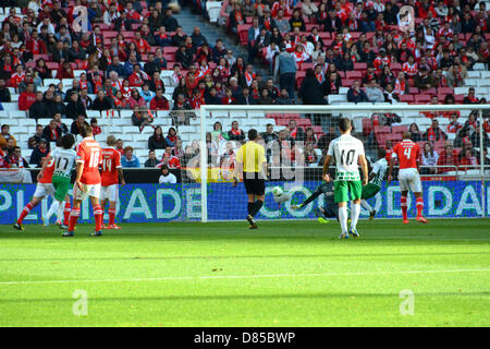 Lissabon, Portugal. 19. Mai 2013. Vinicius Nationalspieler Moreirense erzielt das erste Tor... Bildnachweis: Bruno Monico / Alamy Alamy Live News Stockfoto