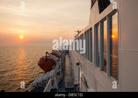 Rettungsboote auf einer Nordsee Fähre von Newcastle nach Amsterdam. Stockfoto