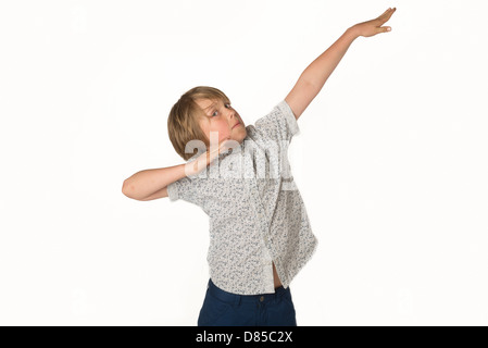 Ein 9-jähriger Junge imitiert die Usain Bolt Lightning Bolt pose Stockfoto