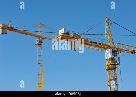 Zwei große gelbe Krane über die Skyline von Johannesburg sichtbar. Stockfoto