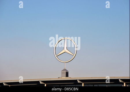 Ein großer Mercedes Benz Logo auf dem Dach eines Autohauses in Südafrika. Stockfoto