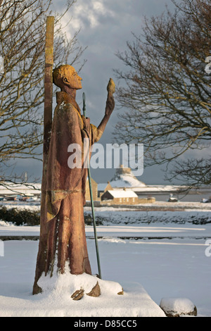 St. Aidan von Lindisfarne vor Schloss aus dem 16. Jahrhundert befindet sich auf der Heiligen Insel, in der Nähe von Berwick-upon-Tweed, Northumberland UK Stockfoto