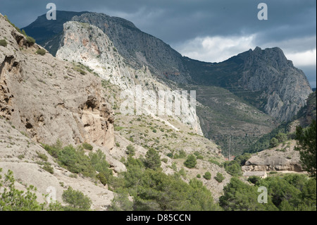 Kalkstein Sierras in der Nähe von El Chorro, Garganta del Chorro, Andalusien, Spanien. Stockfoto