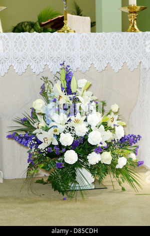 Lila und weiße Blüten schmücken die Kirche am Tag der Hochzeit Stockfoto