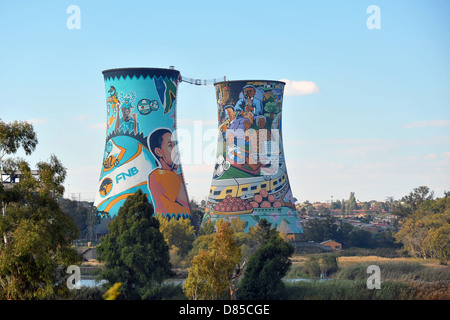 Riesigen Graffiti bedeckt Kühltürme sichtbar in Soweto, Südafrika. Stockfoto