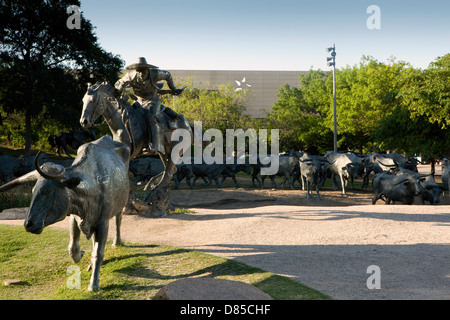 Ein Blick auf die Pioneer Plaza Cattle Drive-Skulptur in Dallas, Texas Stockfoto