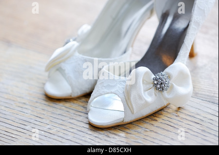 Bräute weiße Schuhe Closeup am Hochzeitstag Stockfoto