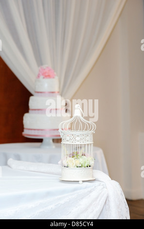 Dekorationen und Hochzeitstorte an der Rezeption Stockfoto