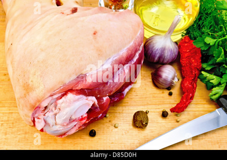 Schweinefleisch-Schaft mit Erbsen von verschiedenen Paprika, heiße rote Paprika, Muskat, Petersilie, Dill, Messer und Knoblauch auf einem Holzbrett Stockfoto