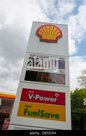 Eine Shell Tankstelle Preis Schild Kraftstoffpreise 2013 zeigen. Stockfoto