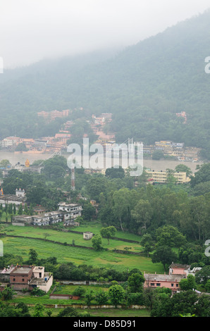 Erhöhten Blick über die Stadt, Rishikesh, Indien - Aug 2012 Stockfoto