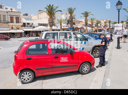 Politessen oder Polizisten, die Ausgabe von Parktickets in der kretischen Stadt Rethymno Stockfoto