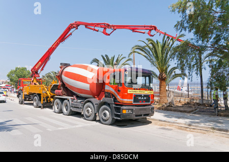 Eine Betonpumpe und Betonmischer MAN LKW-Zusammenarbeit in Rethymnon, Crete Stockfoto