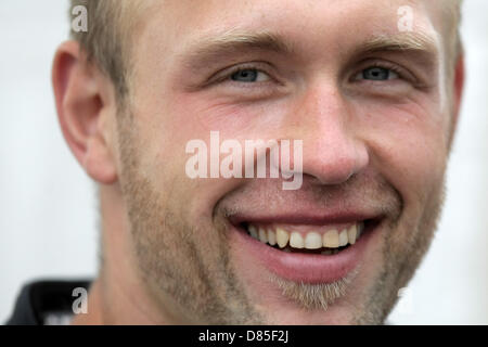 Deutscher Diskuswerfer Robert Harting lächelt während der 18. Auflage des sogenannten "Werfer-Cup" bei Helmut schön-Sportpark in Wiesbaden, Deutschland, 19. Mai 2013. HARTING gewann den Wettbewerb mit einem 68.31-m-Wurf, das längste auch dieses Jahr war werfen. Foto: Fredrik von Erichsen Stockfoto