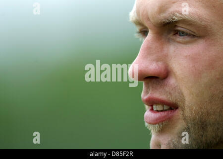 Deutscher Diskuswerfer Robert Harting Grimassen während der 18. Auflage des sogenannten "Werfer-Cup" bei Helmut schön-Sportpark in Wiesbaden, Deutschland, 19. Mai 2013. HARTING gewann den Wettbewerb mit einem 68.31-m-Wurf, das längste auch dieses Jahr war werfen. Foto: Fredrik von Erichsen Stockfoto