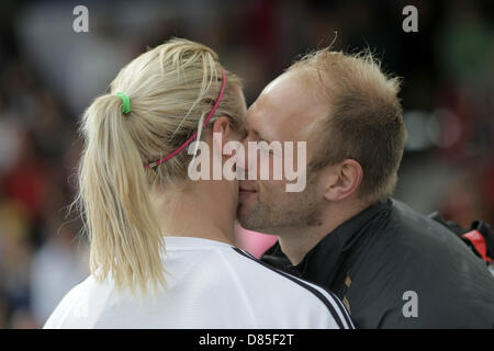 Deutscher Diskuswerfer Robert Harting (R) küsst seine Freundin Diskuswerfer Julia Fischer, während die 18. Auflage der so genannten "Werfer-Cup" bei Helmut schön-Sportpark in Wiesbaden, Deutschland, 19. Mai 2013. HARTING gewann den Wettbewerb mit einem 68.31-m-Wurf, das längste auch dieses Jahr war werfen. Foto: Fredrik von Erichsen Stockfoto