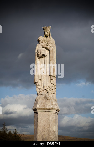 Statue der Jungfrau Maria und Christus im Rhondda Tal, Wales, Vereinigtes Königreich Stockfoto