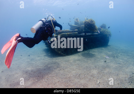 Taucher in einem versunkenen Tank Weg von den Kosten von Aqaba, Rotes Meer-Jordanien Stockfoto